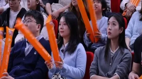 “萨尔茨堡红牛15人确诊新冠，近期与拜仁对战”